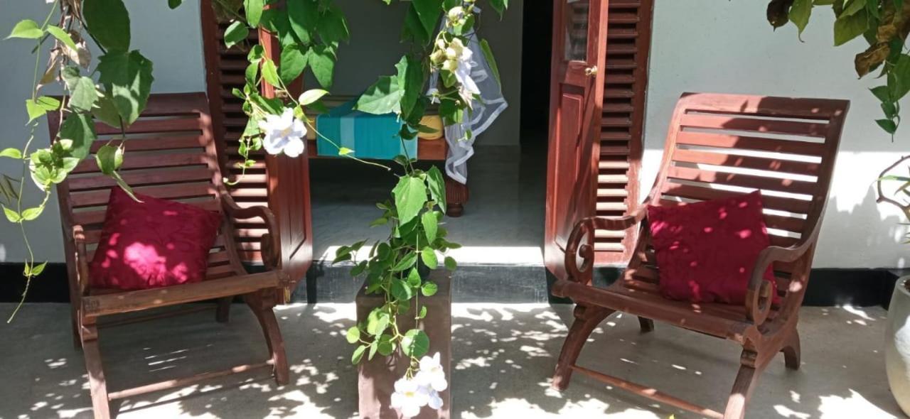 Bed and Breakfast Mandara Rest Хиккадува Экстерьер фото